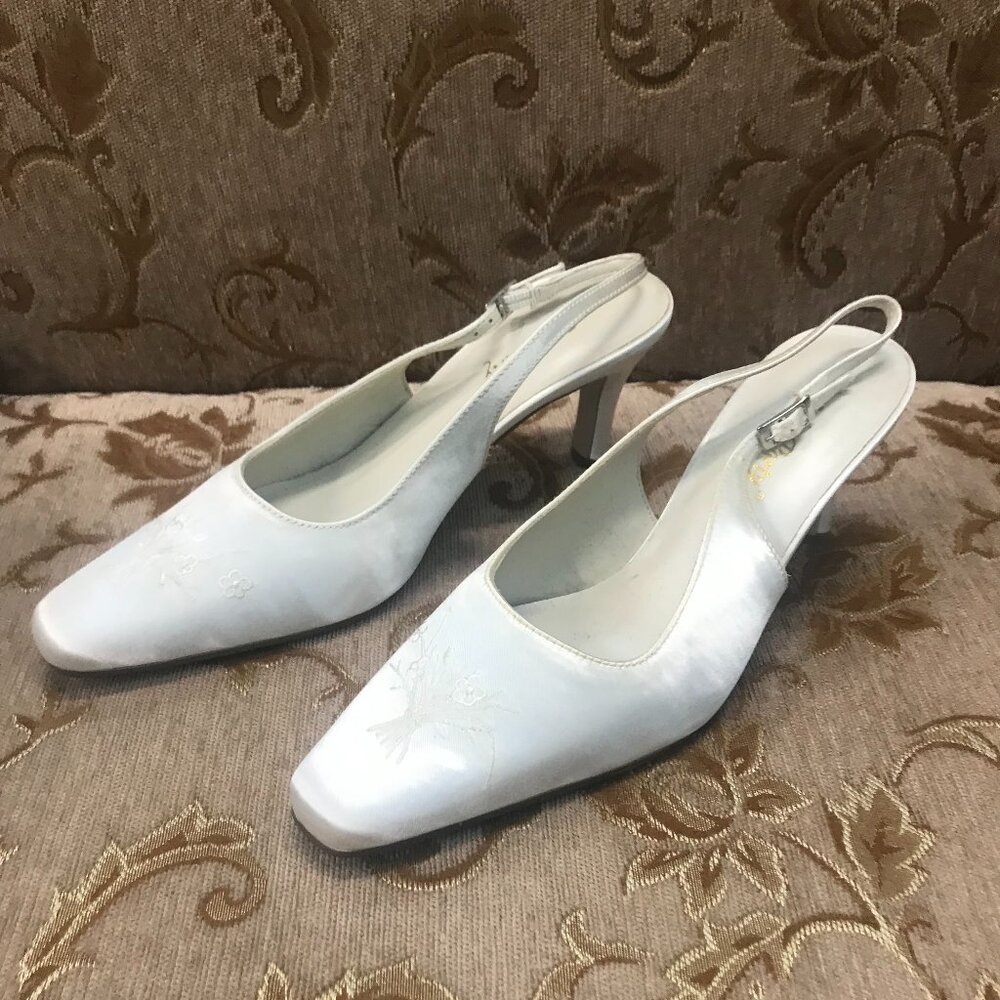 Dye-Able White Embroidered Roses Satin Slingback, Formal Pump Dress Shoe Wedding